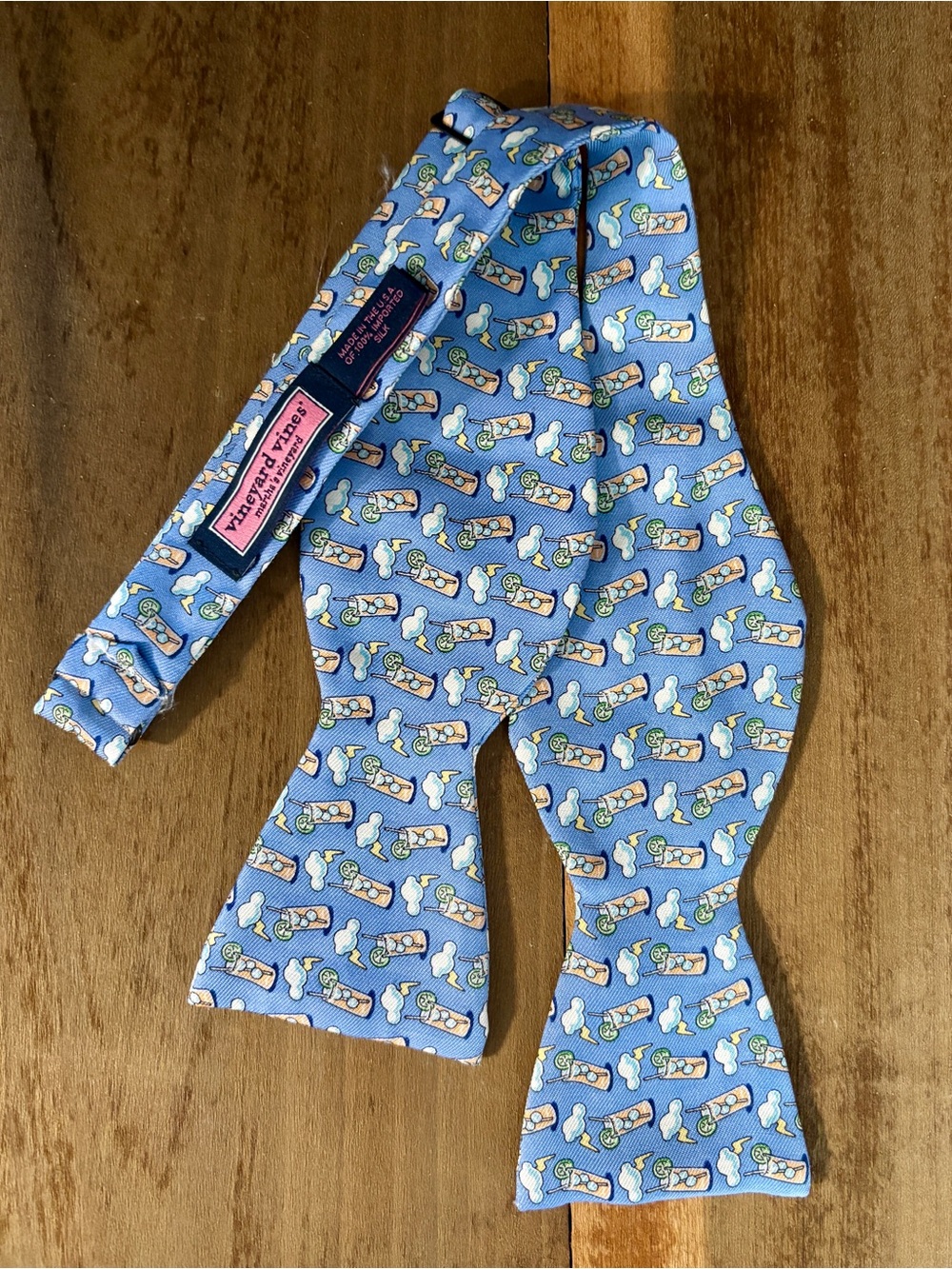 🌺Vineyard Vines blue 100% silk bow tie featuring a cocktail & thundercloud print